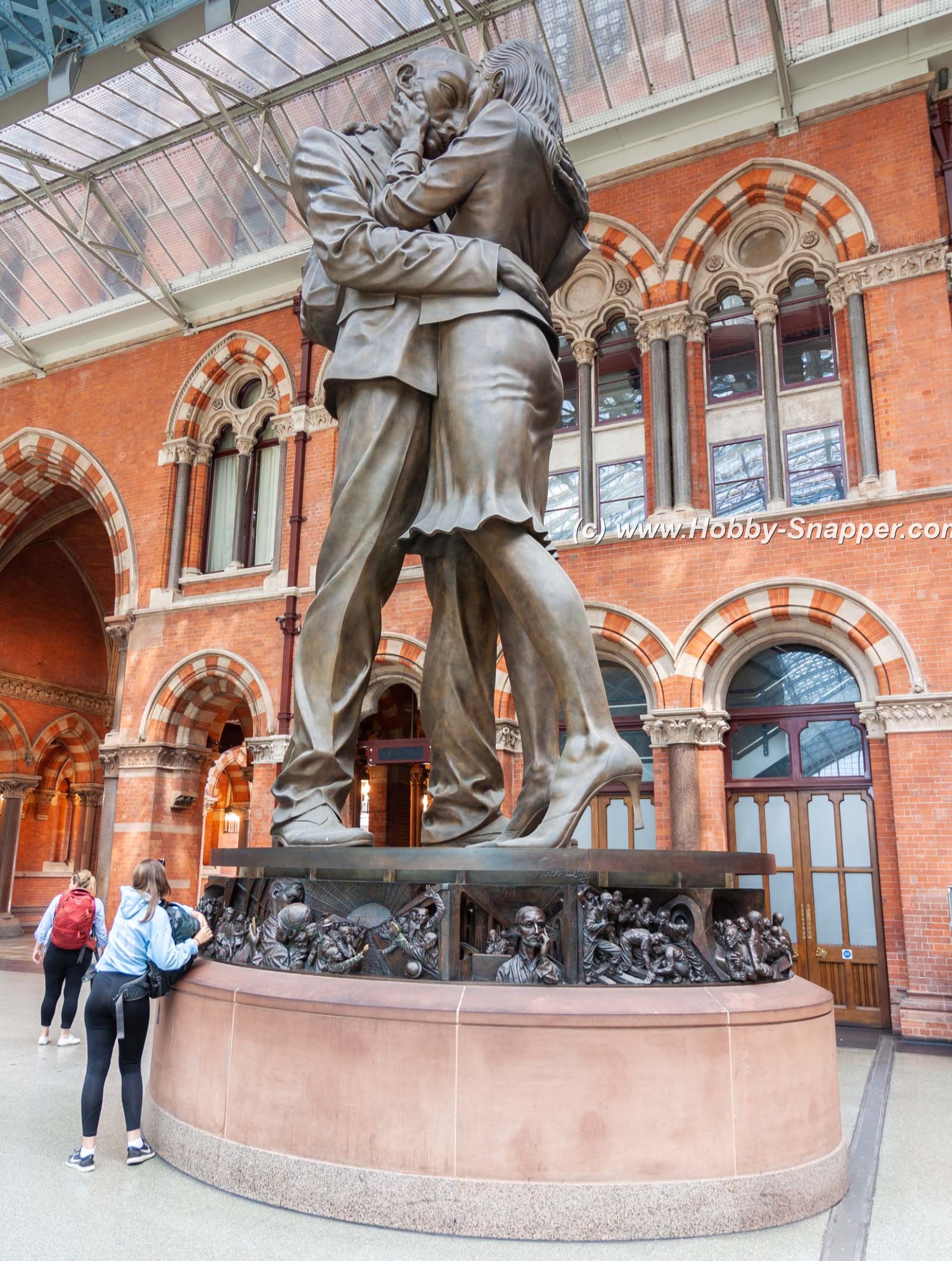 Photo Image Of: The Kissing Couple